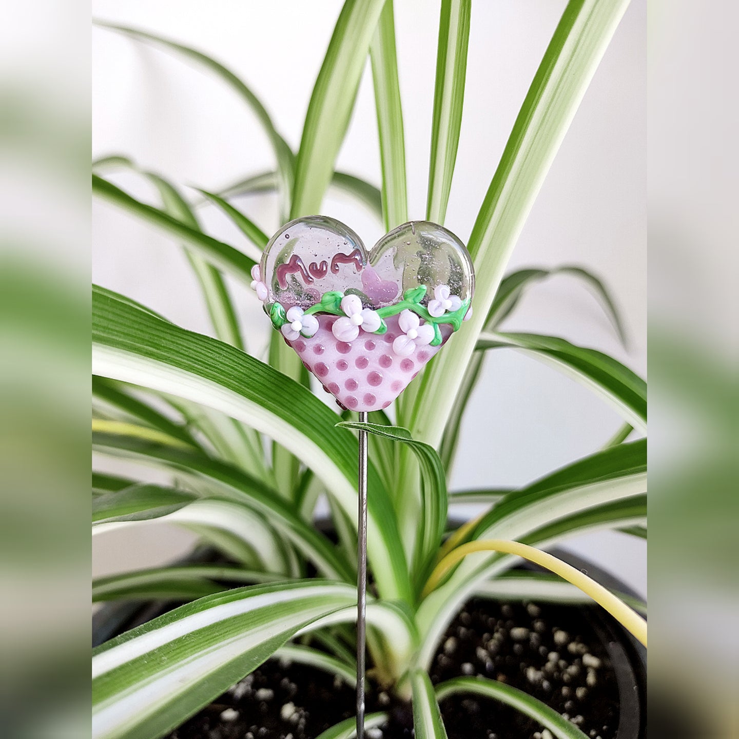Pink glass heart with flowers - Mum